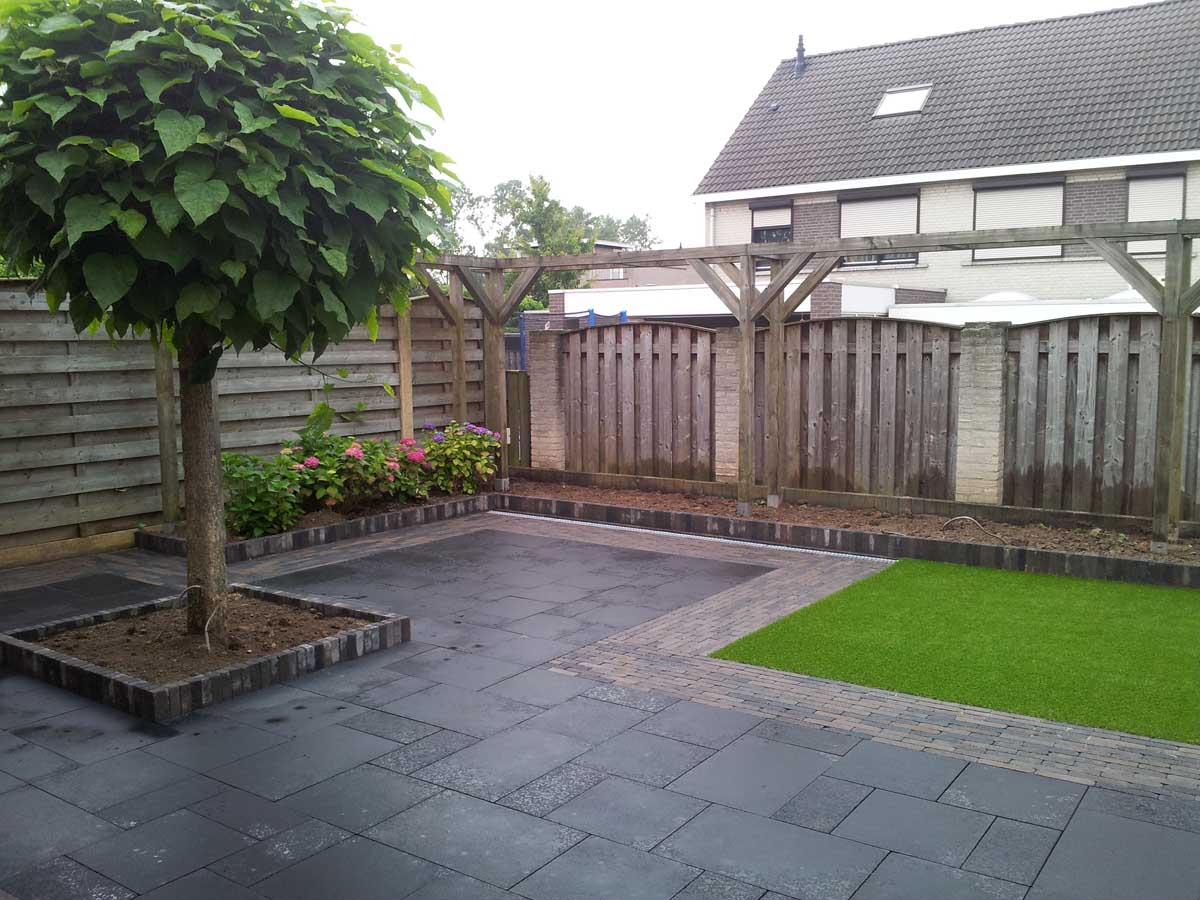 Terras van betontegels Elsloo -