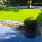 Vietnamees blauwsteen terras met kunstgras