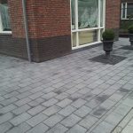 Voortuin gelegd met betontegels 2